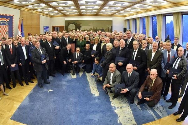 Predsjednica RH dodijelila odlikovanja dobrovoljnim darivateljima krvi